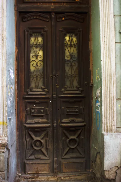 Stara architektura Tbilisi, Drzwi wejściowe i wystrój zewnętrzny w letni dzień — Zdjęcie stockowe