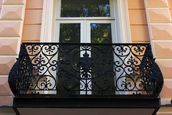 Gamla Tbilisi arkitektur, fönster och exteriör inredning på sommardagen — Stockfoto