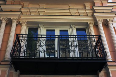 Yaz günlerinde eski Tiflis mimarisi, penceresi ve dış dekoru