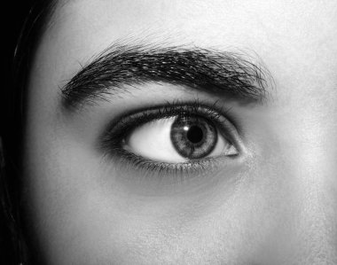 Güzel, anlayışlı bir kız gözü. Yakın çekim..