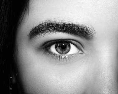 Güzel, anlayışlı bir kız gözü. Yakın çekim..