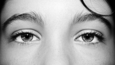 Güzel, anlayışlı bir kız gözü. Yakın çekim..