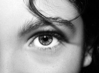 Güzel, anlayışlı bir kız gözü. Yakın çekim..