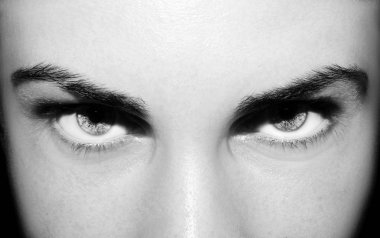 Güzel, anlayışlı bir kız gözü. Yakın çekim..