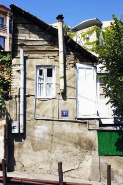 Yaz günlerinde eski Tiflis mimarisi, penceresi ve dış dekoru