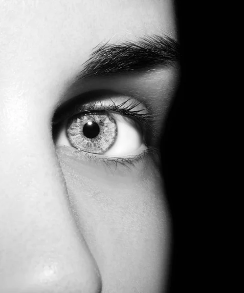 En vacker insiktsfull blick flicka öga. Närbild skott. — Stockfoto