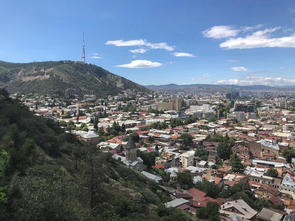 Uma vista deslumbrante da cidade do topo da colina Sololaki em Tbilisi — Fotografia de Stock