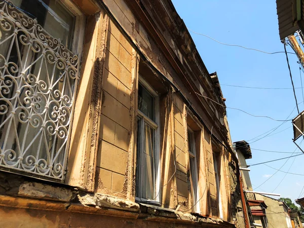 旧第比利斯建筑, 门, 窗户和外部装饰在夏季的一天. — 图库照片