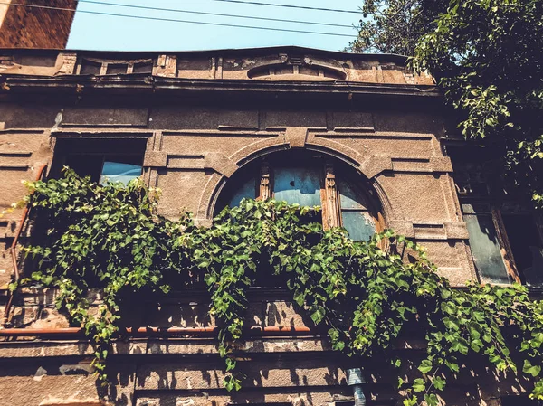 旧第比利斯建筑, 窗户, 门和外部装饰在夏天的一天. — 图库照片