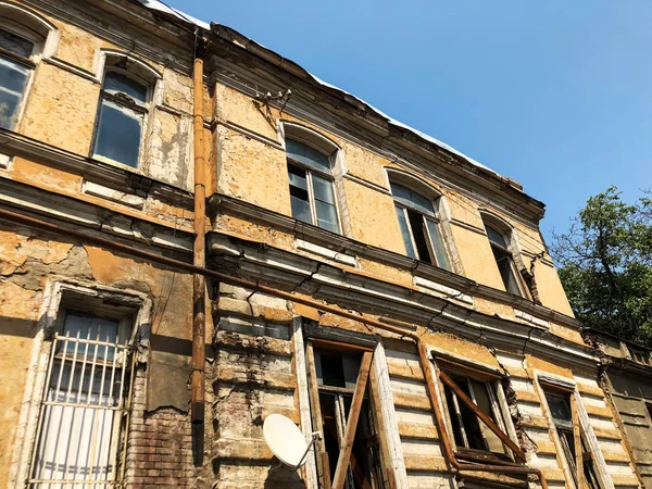 Alte Architektur von Tiflis, Fenster, Türen und Außendekoration an Sommertagen. — Stockfoto