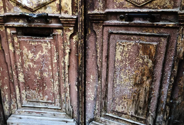 Antigua arquitectura Tbilisi, puerta y decoración exterior en el día de verano . — Foto de Stock