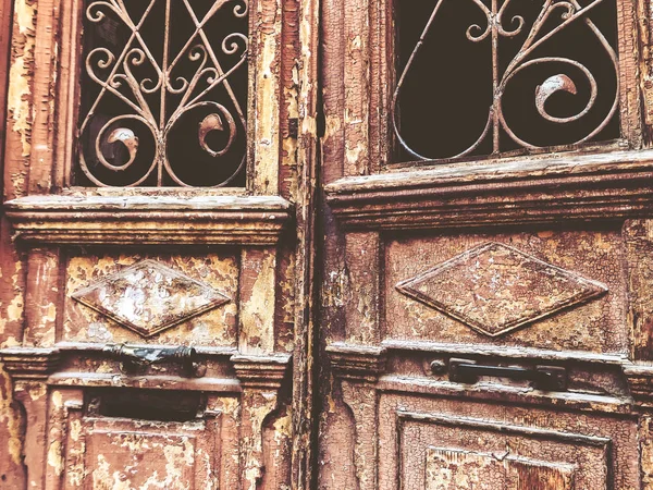 Antigua arquitectura Tbilisi, puertas y decoración exterior en el día de verano. — Foto de Stock