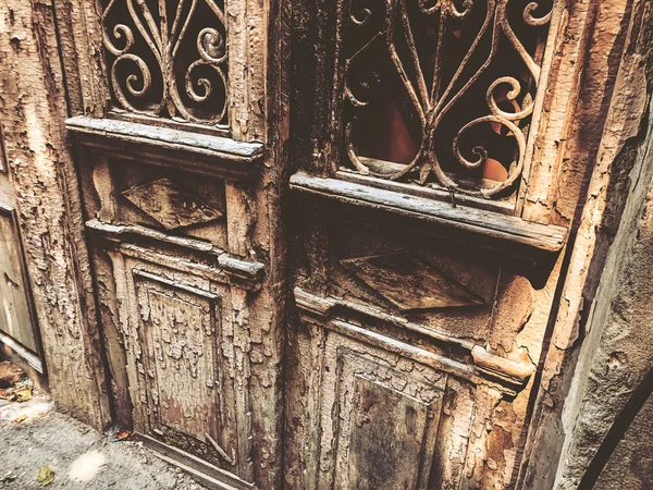 Régi Tbiliszi építészet, ajtók és külső dekoráció nyári napon. — Stock Fotó