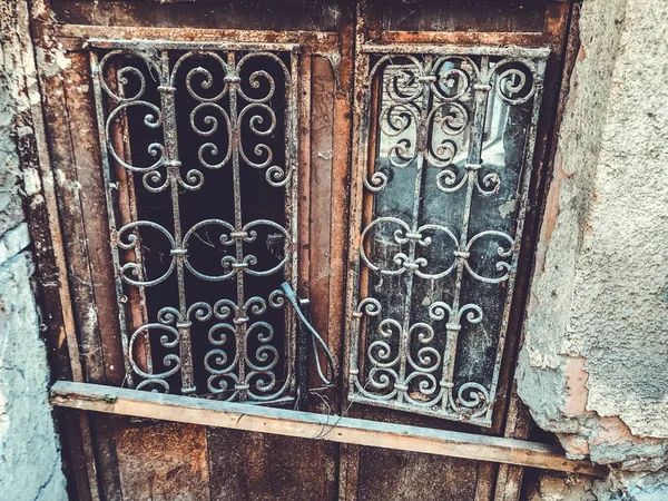Vieille architecture Tbilissi, portes et décor extérieur dans la journée d'été. — Photo
