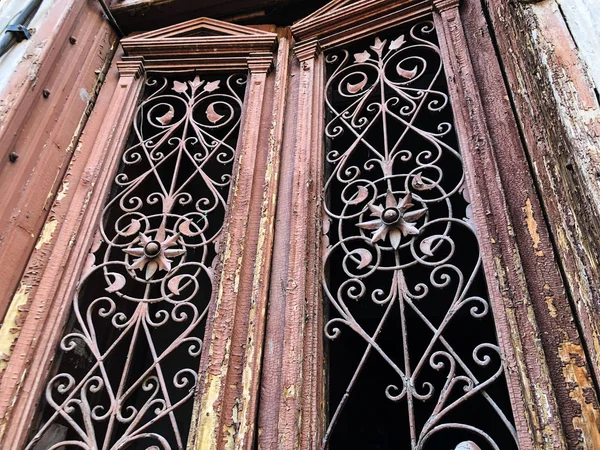 Vieille architecture Tbilissi, portes et décor extérieur dans la journée d'été. — Photo