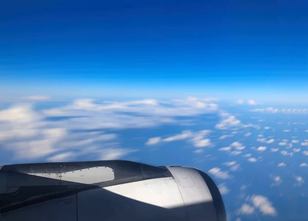 Blauwe lucht en wolken gezien door het raam van vliegtuigen. — Stockfoto