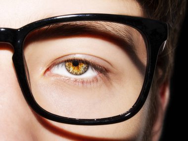 Gözlük takan genç ve güzel bir adam. Yakın çekim. 