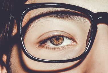 Gözlük takan genç ve güzel bir adam. Yakın çekim. 