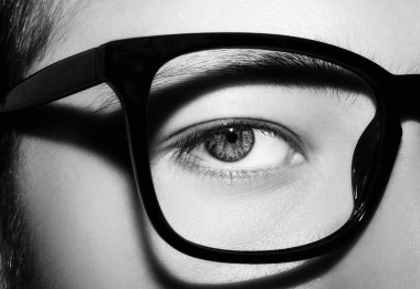 Gözlük takan genç ve güzel bir adam. Yakın çekim. 