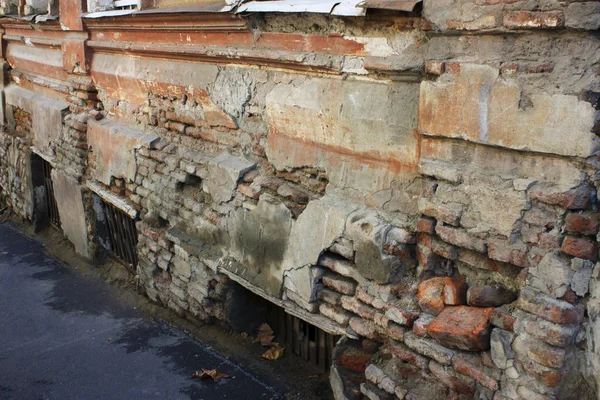 Old Tbilisi architecture, The old brick wall on the street