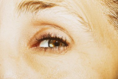 Güzel bir anlayışlı kadın bakışı. Yakın çekim..