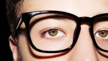 Gözlük takan genç ve güzel bir adam. Yakın çekim. 