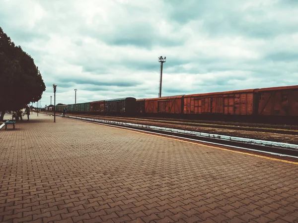 Passenger trains. A platform for trains. Old rusty for passengers — Stock Photo, Image