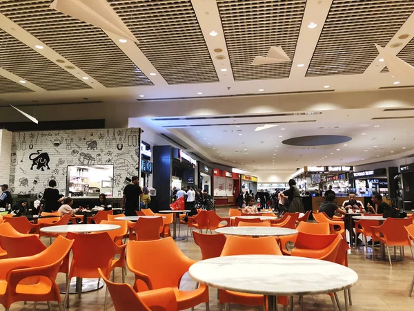 Tel Awiw, Izrael - 8 września 2018: Main hall Ben Gurion terminali tel aviv Lotnisko, należności celnych przywozowych części z osób — Zdjęcie stockowe