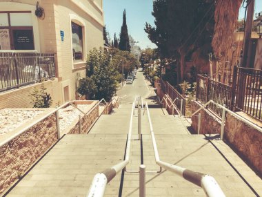 Rishon Le Zion, İsrail - 18 Haziran 2018: Merdivenlerde sokakta Rishon Le Zion, İsrail.