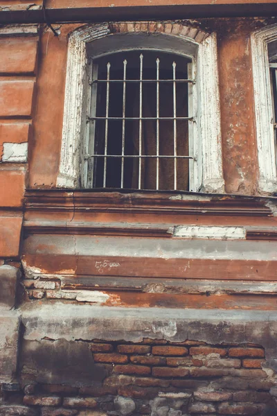 Antigua arquitectura Tiflis, ventana y decoración exterior en el día de verano — Foto de Stock