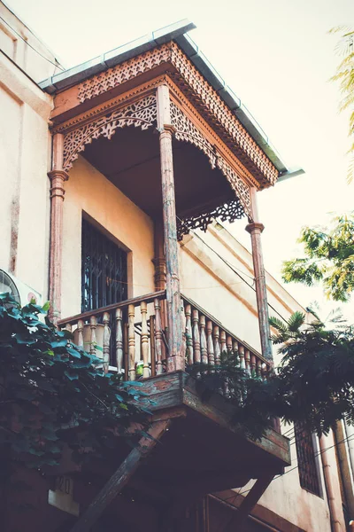 Oude Tbilisi architectuur, raam en exterieur in de zomerdag — Stockfoto