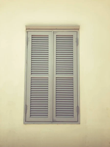 Window of private vintage houses on the streets in Rishon Le Zion, Israel. — Stock Photo, Image