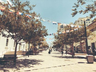 Rishon Le Zion, İsrail - 18 Haziran 2018: Rothschild Street merkezi Rishon Le Zion, İsrail.