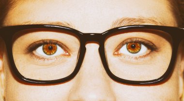 Güzel bir anlayışlı kadın bakışı. Yakın çekim..