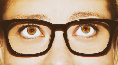 Güzel bir anlayışlı kadın bakışı. Yakın çekim..