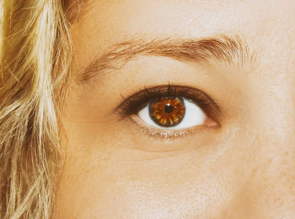 Krásný pronikavý pohled ženského oka. Zavřít snímek. — Stock fotografie