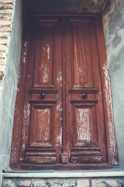 Vieille architecture Tbilissi, La porte d'entrée et le décor extérieur dans la journée d'été — Photo