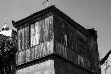 Yaz günlerinde eski Tiflis mimarisi, penceresi ve dış dekoru