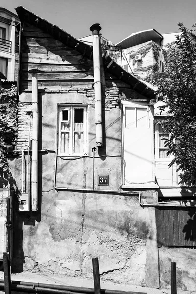 夏季第比利斯的旧建筑、窗户和外部装饰 — 图库照片