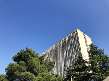 Tiflis, Gürcistan - 14 Haziran 2018: Ivane Javakhishvili Tiflis Devlet Üniversitesi binasının görünümü. Şehir ilkbaharda