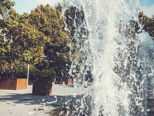 Fonte no parque da cidade. Jacto de água. Imagem de close-up — Fotografia de Stock