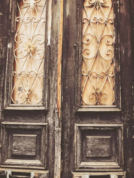 Régi Tbiliszi építészet, A bejárati ajtó és külső dekoráció nyári napon — Stock Fotó