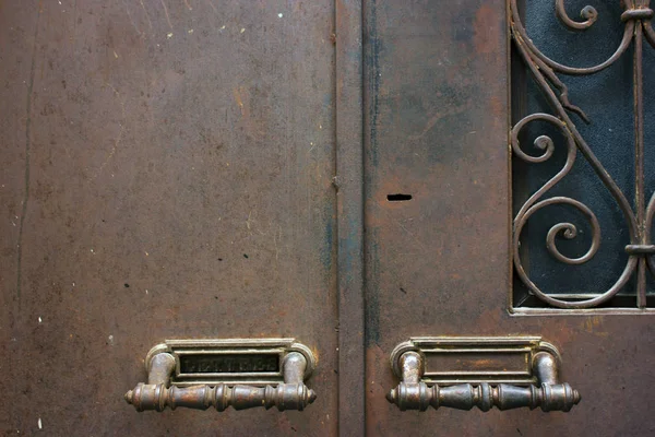 Antigua arquitectura Tbilisi, La puerta de entrada y la decoración exterior en el día de verano — Foto de Stock