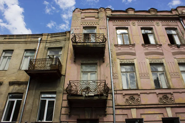 Antigua arquitectura Tiflis, ventana y decoración exterior en el día de verano — Foto de Stock