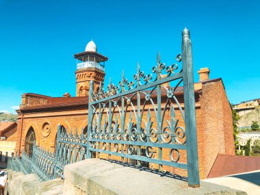 Cami - Tbilisi binalar. Demir kapı ve dış dekor yaz gün