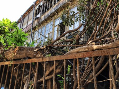 Yaz günlerinde eski Tiflis mimarisi, penceresi ve dış dekoru.