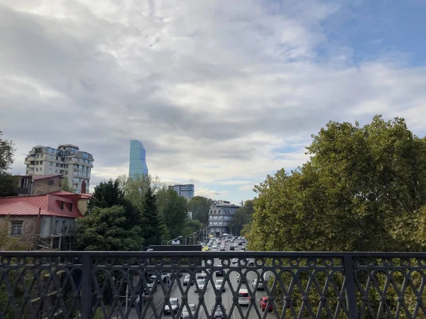 TBILISI, GEORGIA - 07 DE OCTUBRE DE 2018: Vacaciones anuales "Tbilisoba". Vista desde el puente hasta el casco antiguo — Foto de Stock