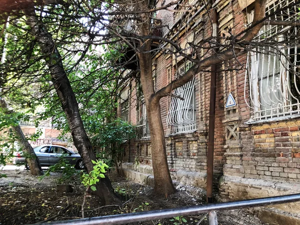 Antiga arquitetura Tbilisi, janela e decoração exterior no dia de verão. — Fotografia de Stock