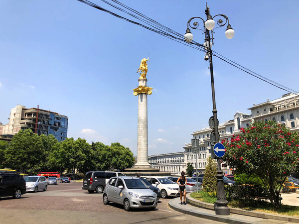 ТБИЛИСИ, Грузия - 10 июля 2018 года: Вид на площадь Свободы и памятник Свободы в Тбилиси, Гургия
.