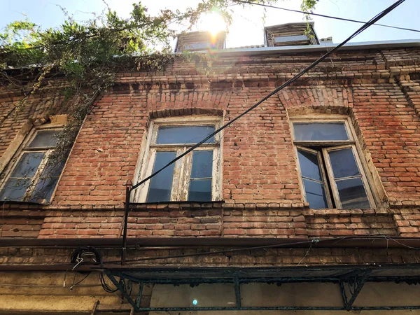 Antigua arquitectura Tiflis, ventana y decoración exterior en el día de verano. —  Fotos de Stock